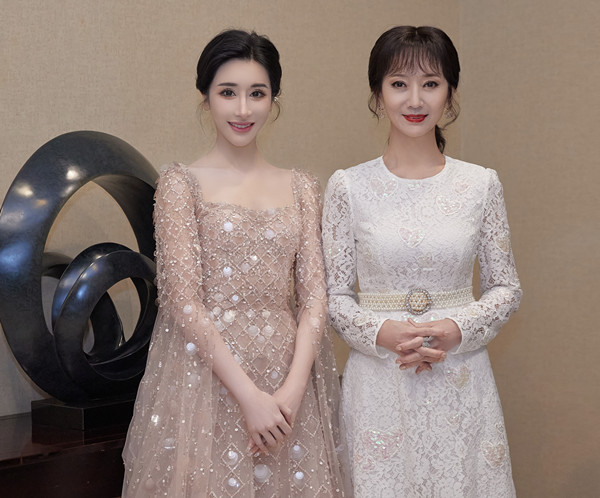 69岁赵雅芝与小40岁女星同框端庄优雅宛如姐妹