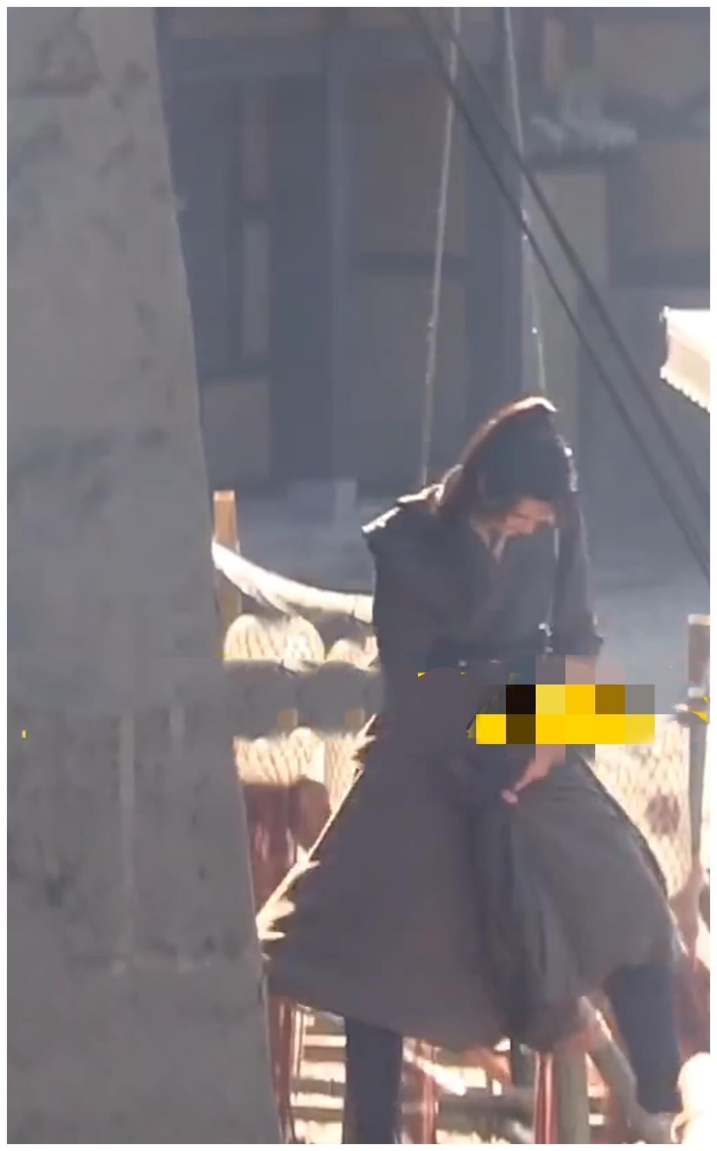 王一博片场吊威亚,半空中一直调整姿势把每个动作都尽力做到最好