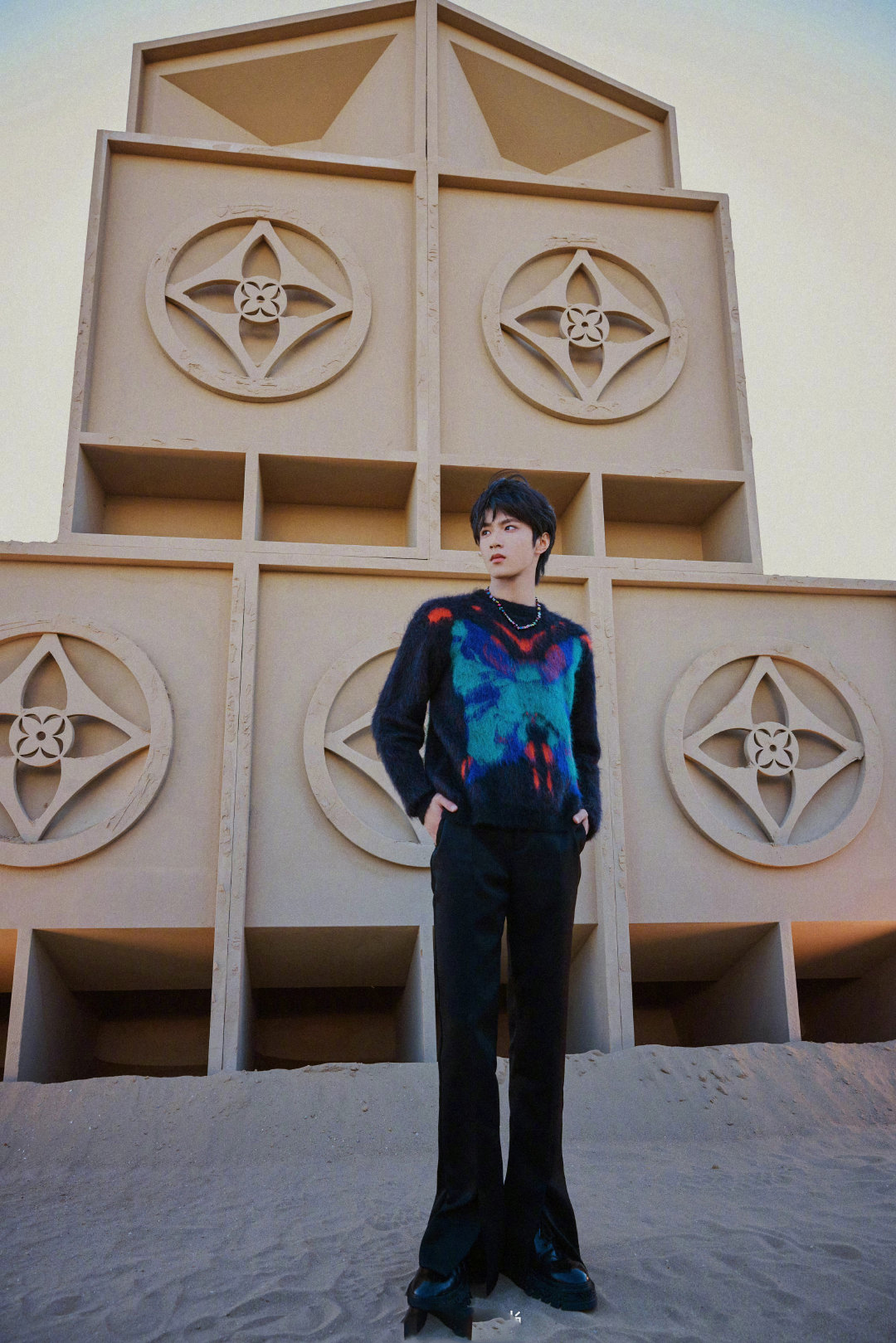 刘耀文阿那亚大秀造型图全身穿搭以黑色为主