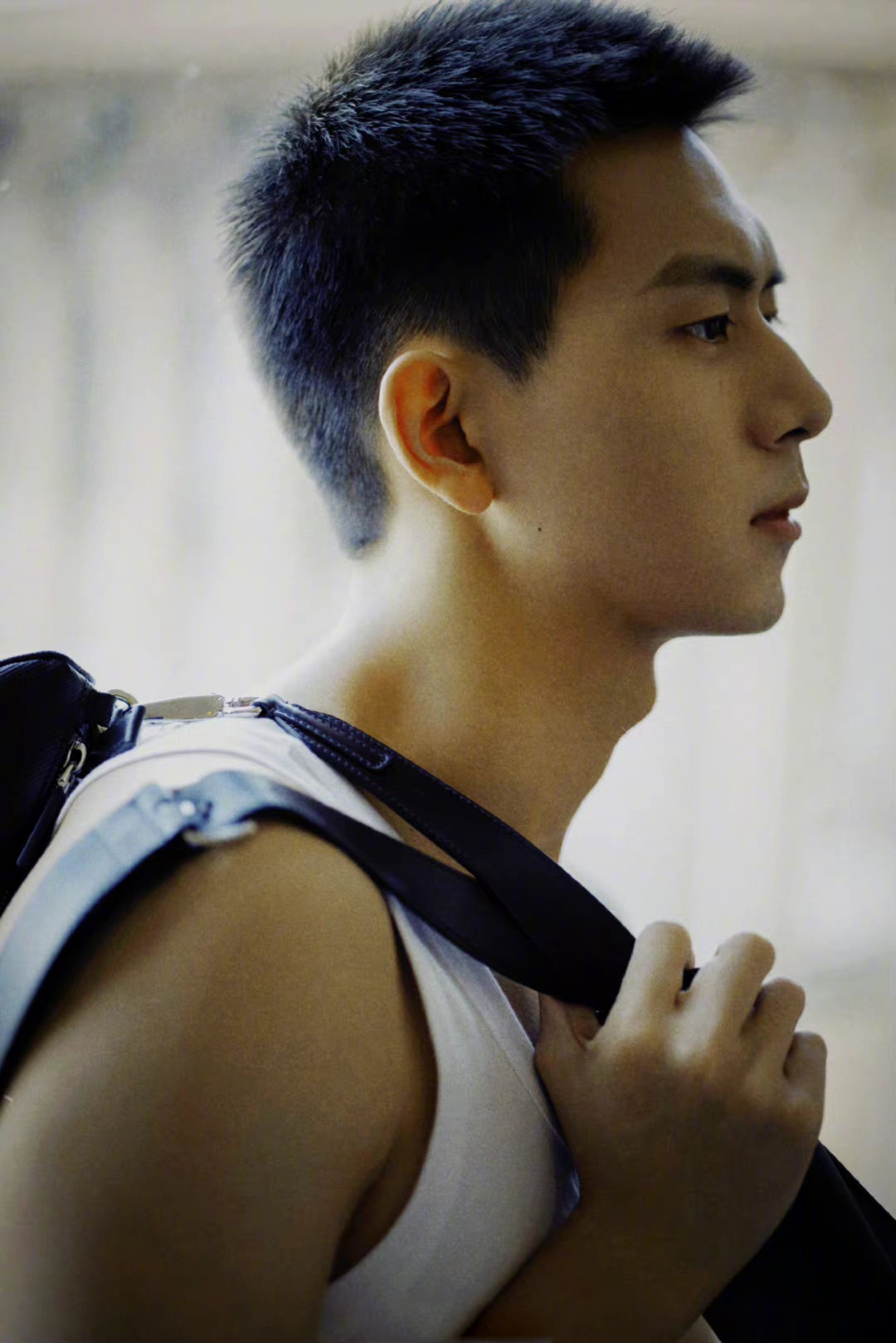 李现这套寸头与白色背心适配度真的太高,颜色清新颇具少年气意味