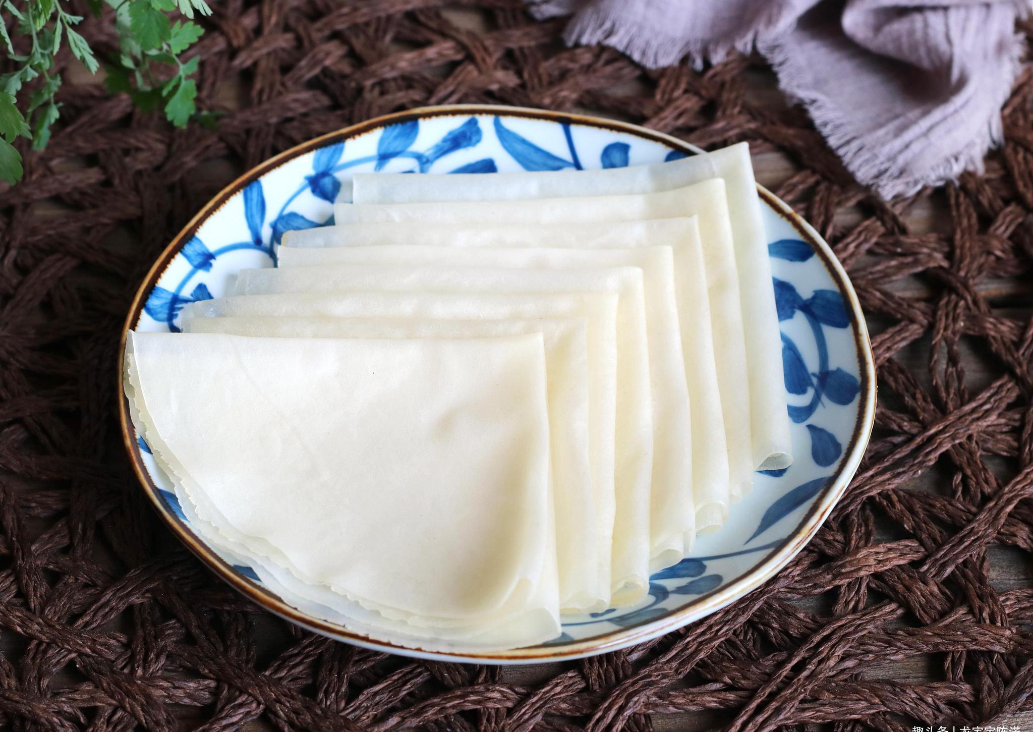 春卷皮这做法真简单1块钱能做12张手不沾面又薄又透亮