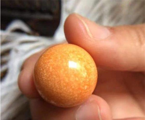 美乐珠和其他珍珠相同的是,龙珠一定要又圆又大,价格才昂贵.