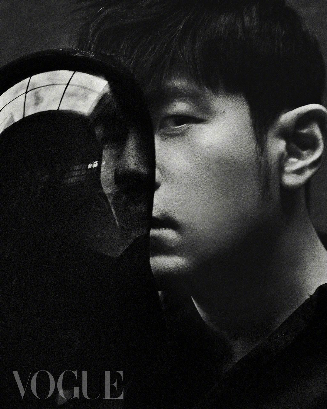 周杰伦VOGUE 台版12月刊封面人物,身穿秋冬高级定制系列出镜