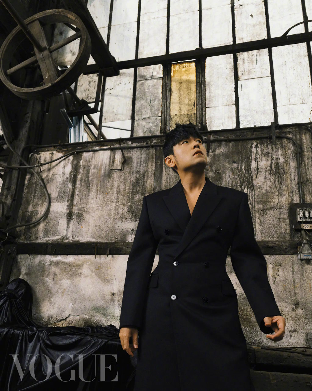 周杰伦VOGUE 台版12月刊封面人物,身穿秋冬高级定制系列出镜