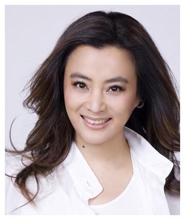 24岁唱一首歌就爆红34岁嫁外国佬如今独自带着儿子回国了