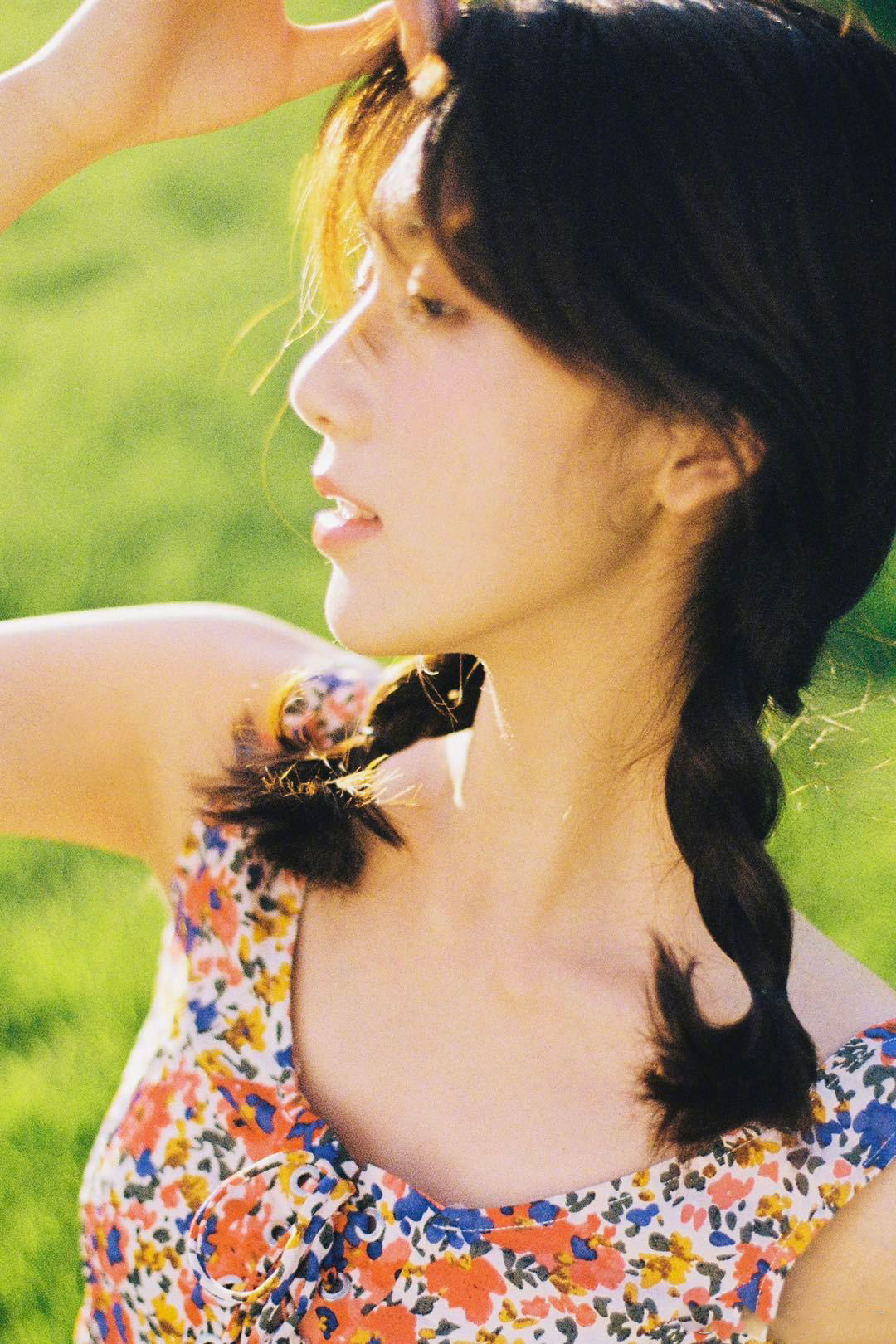 长腿甜妹徐婉婷晒出一组夏日胶片写真,长腿和修身牛仔裤完美契合