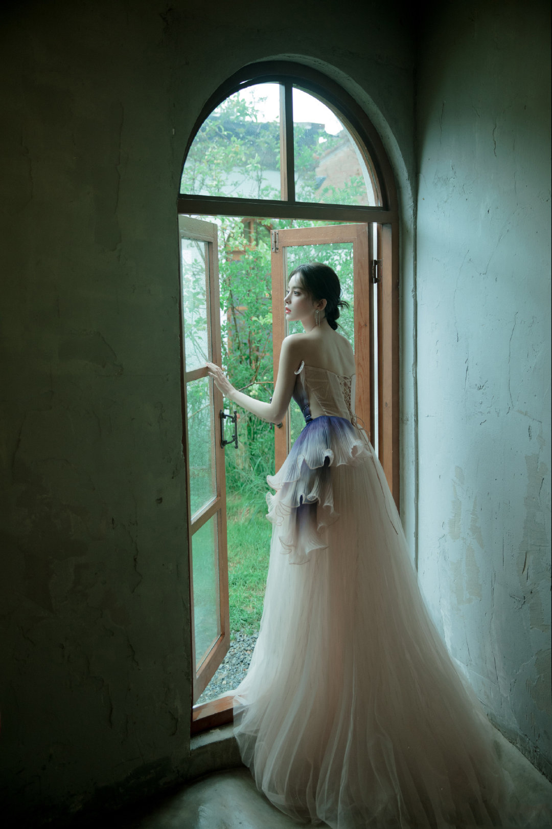 古力娜扎最新造型裸粉色公主裙上身清眸流盼巧笑嫣然