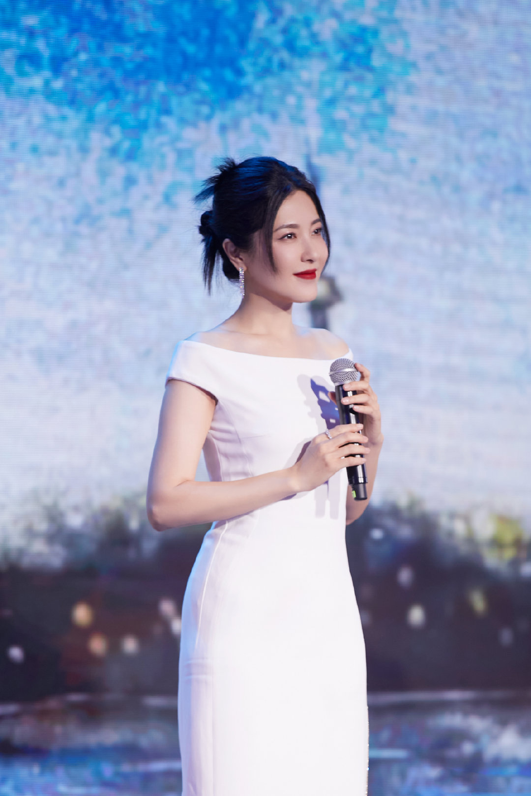 曾黎身穿stellamccartney白色礼服出席第36届大众电影百花奖