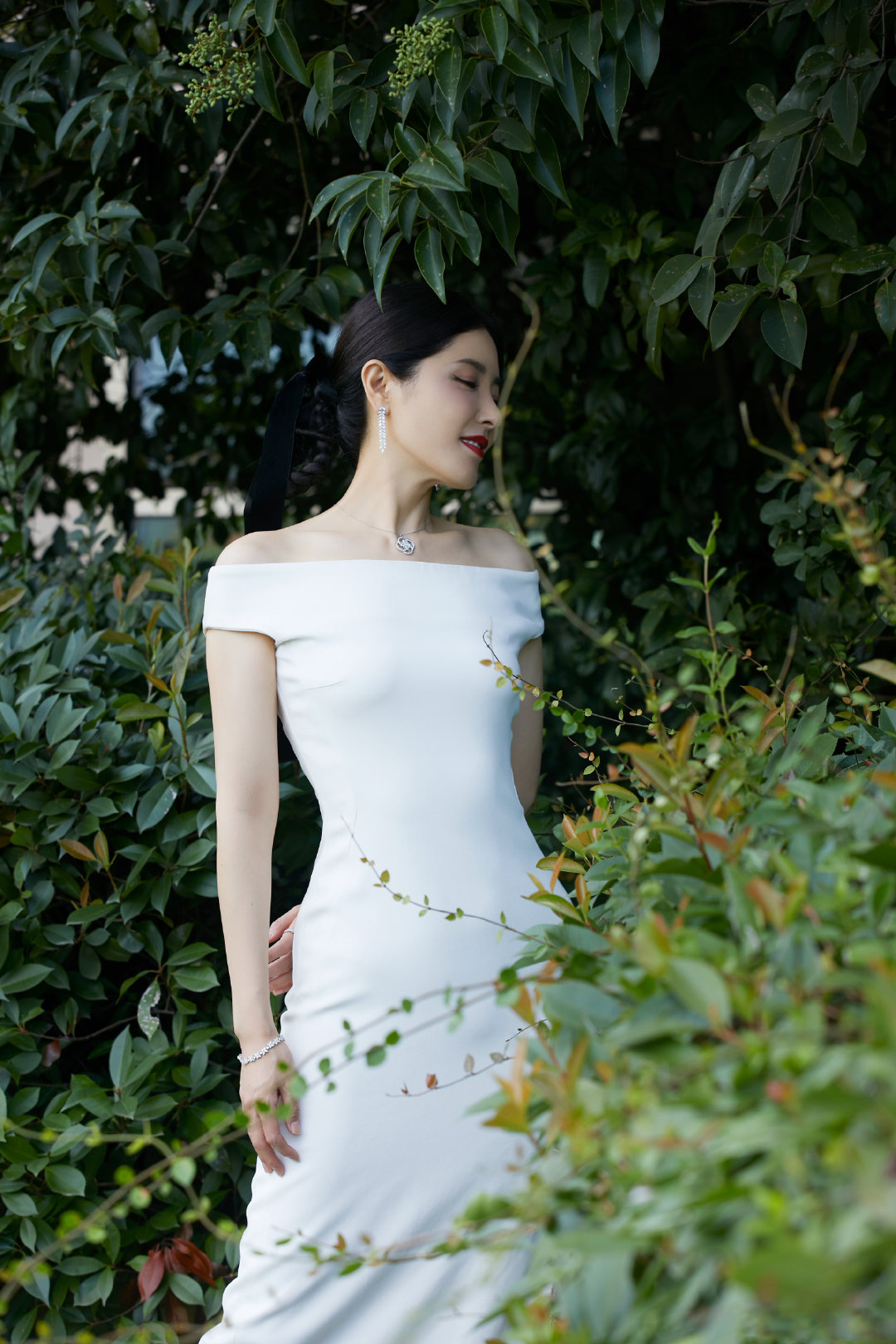 曾黎身穿stellamccartney白色礼服出席第36届大众电影百花奖