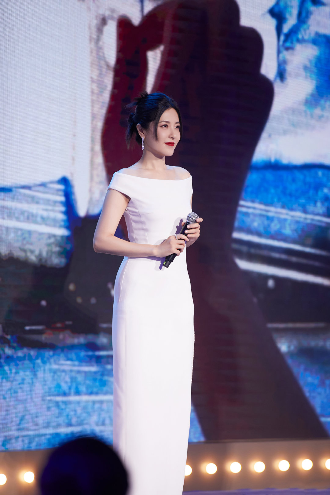 曾黎身穿stellamccartney白色礼服出席第36届大众电影百花奖