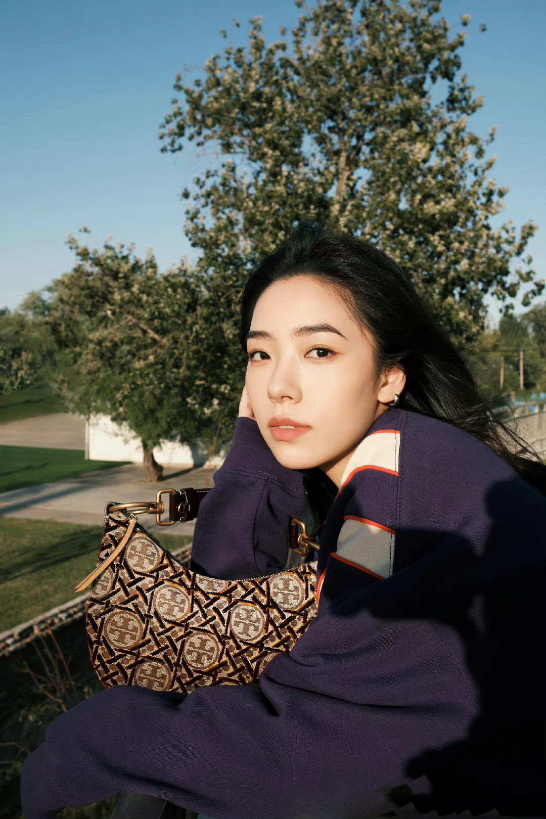 歌手阿达娃身着toryburch2022秋冬系列搭配