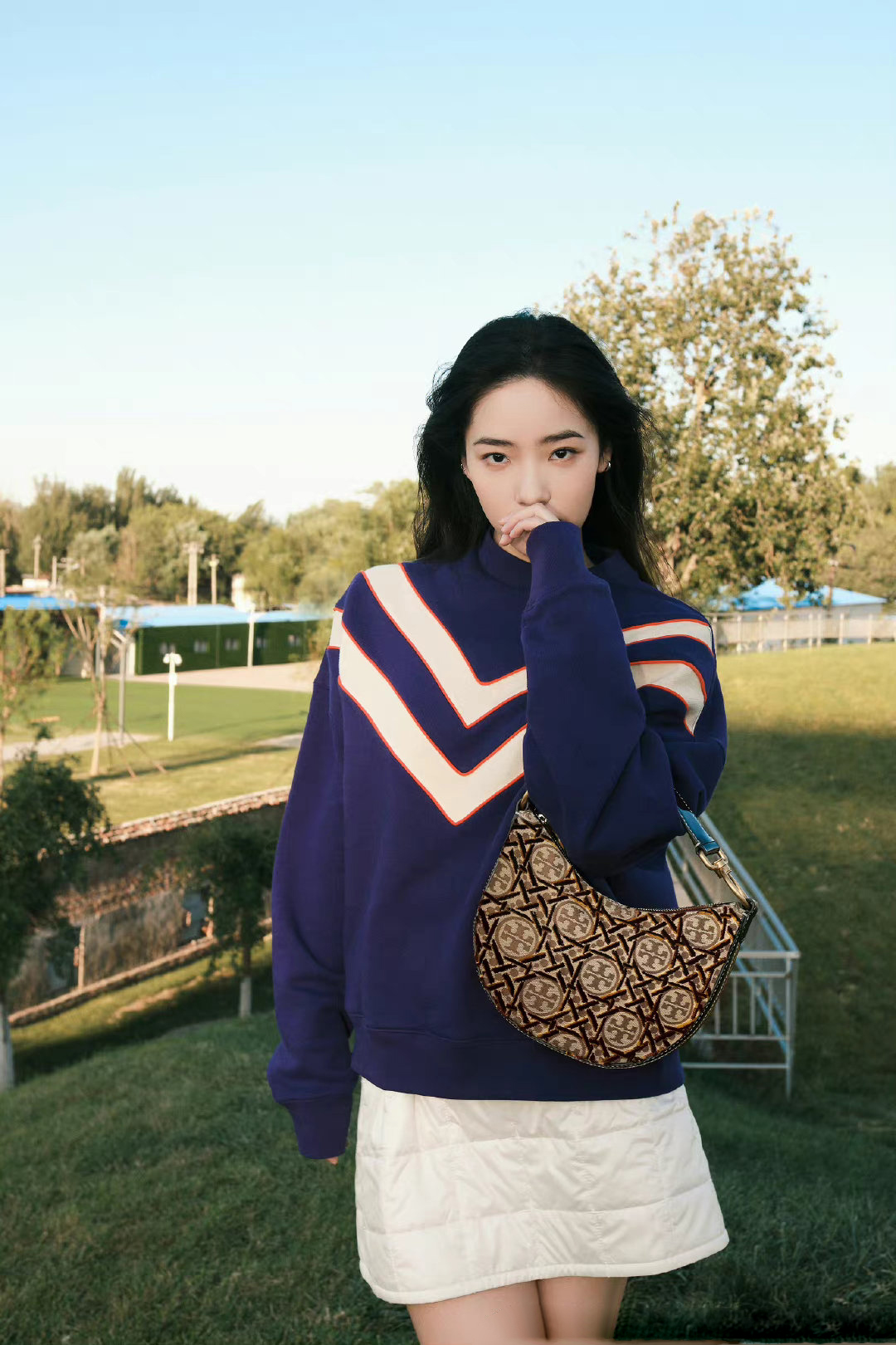 歌手阿达娃身着toryburch2022秋冬系列搭配