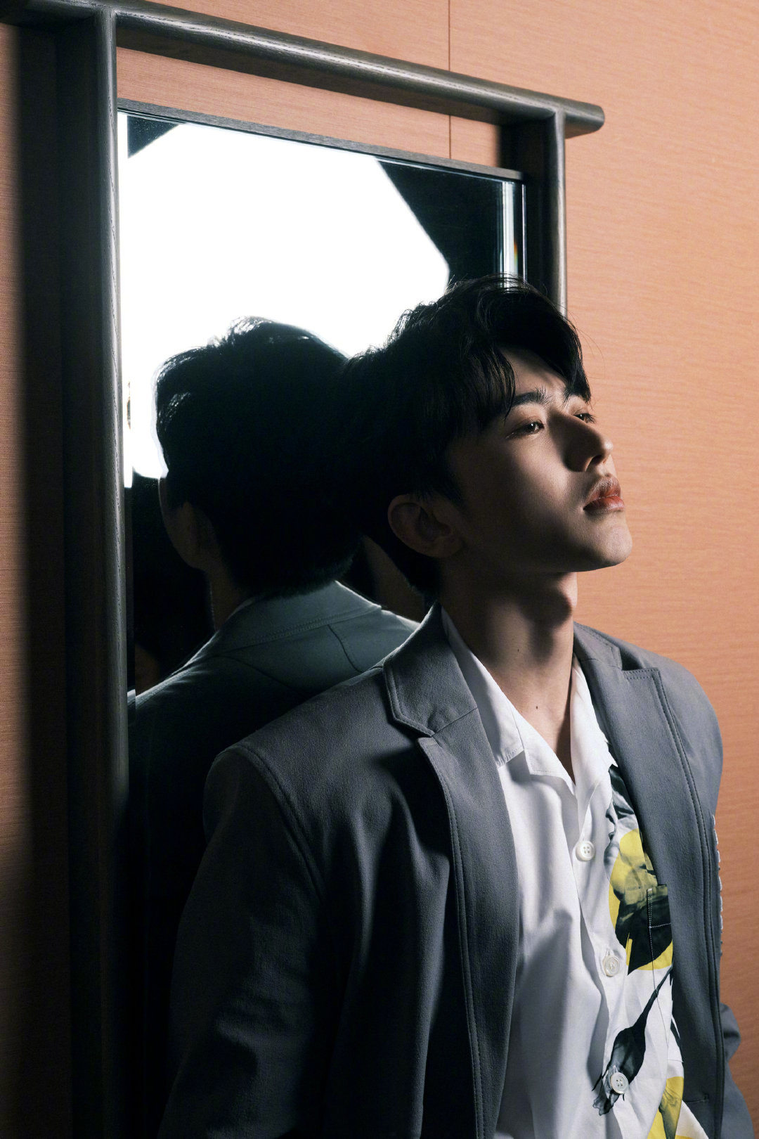 镜影交错，复古摩登，明星潮人镜面反射成像梦幻融合__财经头条