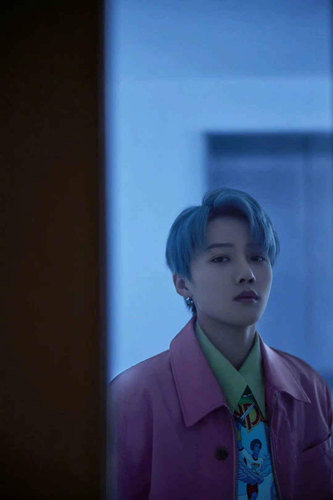 刘雨昕秋日潮流大片银灰色发型超级百搭保暖时尚的粉色夹克