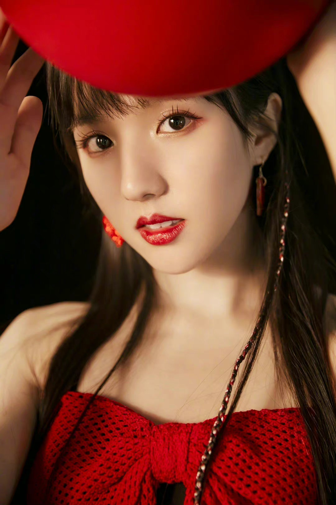 苏晓彤的这款造型少女感满满立体蝴蝶结吊带连衣裙蝴蝶结发饰