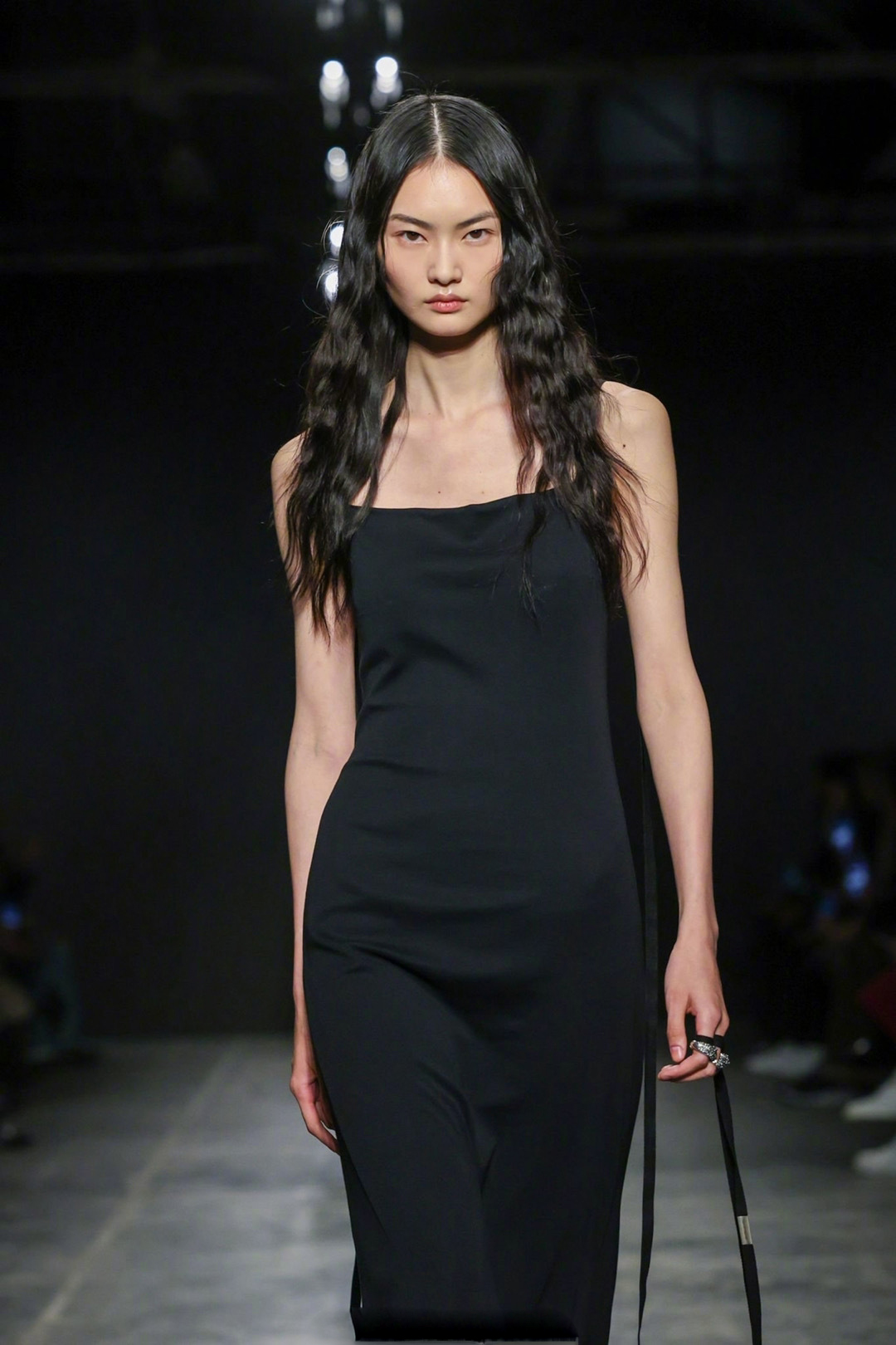 中国超模贺聪身着courrèges高领黑色短裙亮相bof500庆祝晚宴