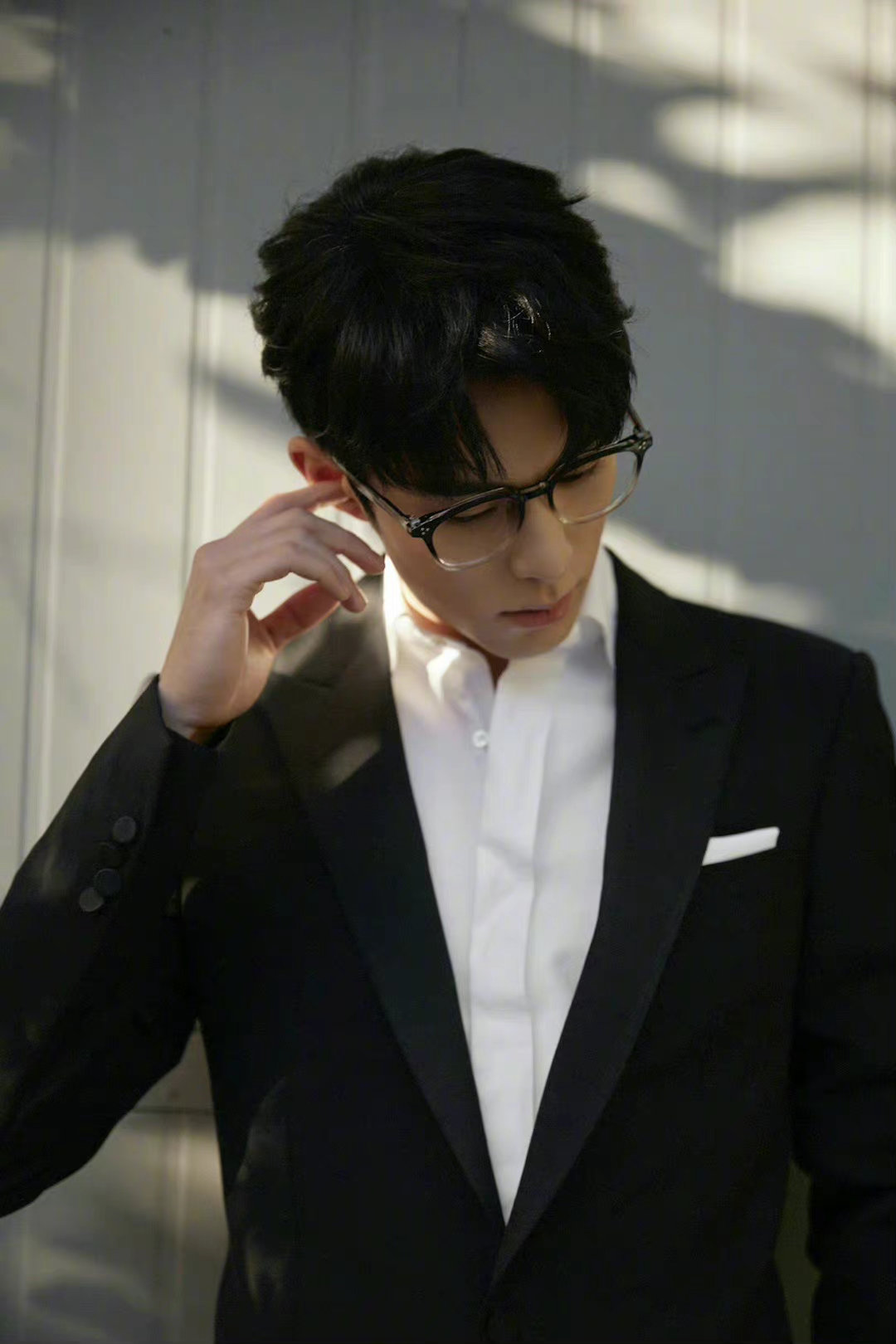 王鹤棣最新西装造型,戴上眼镜格外迷人,成熟帅气男人味十足