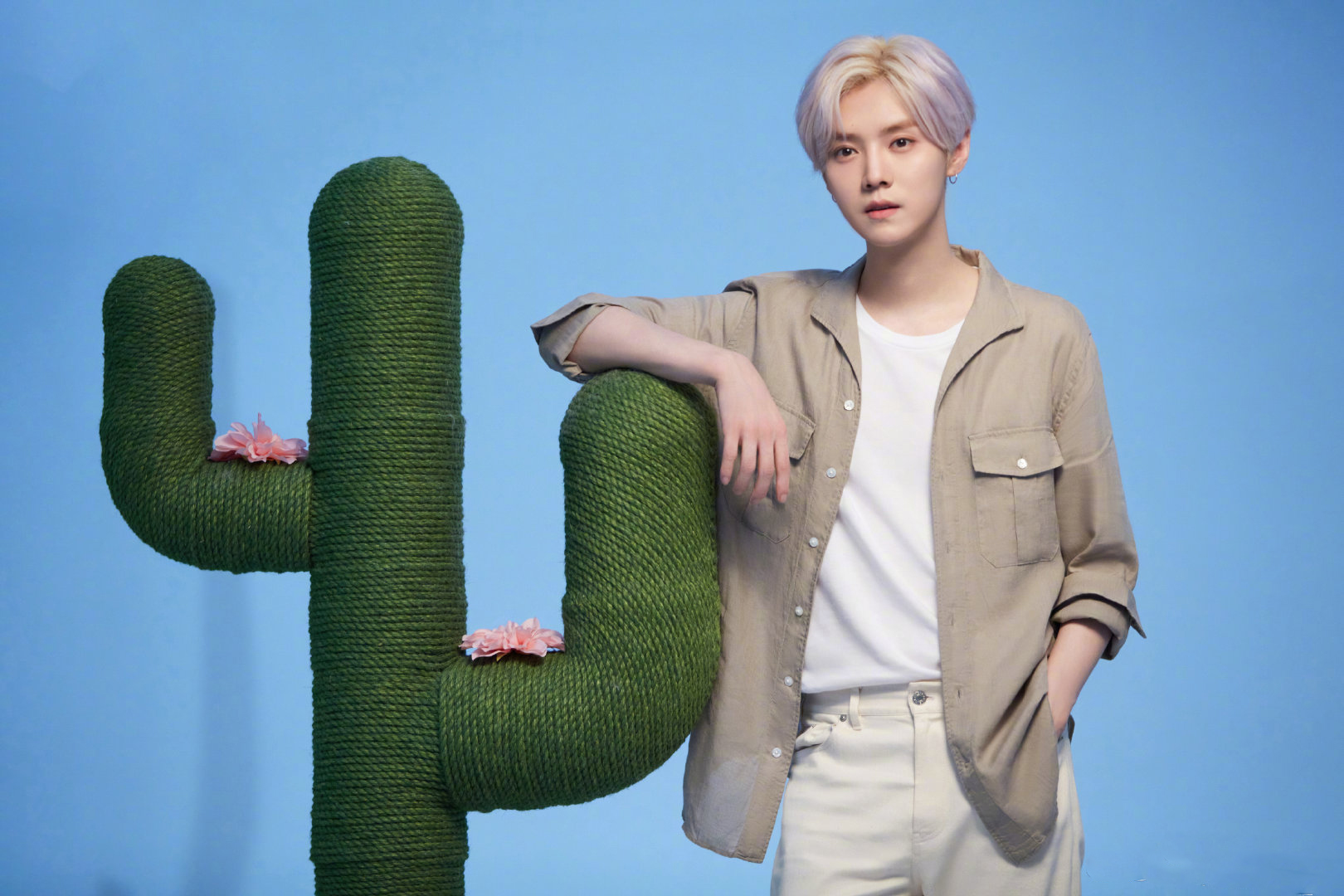 鹿晗大片花絮照公开!简约随性的穿搭look彰显个性风格