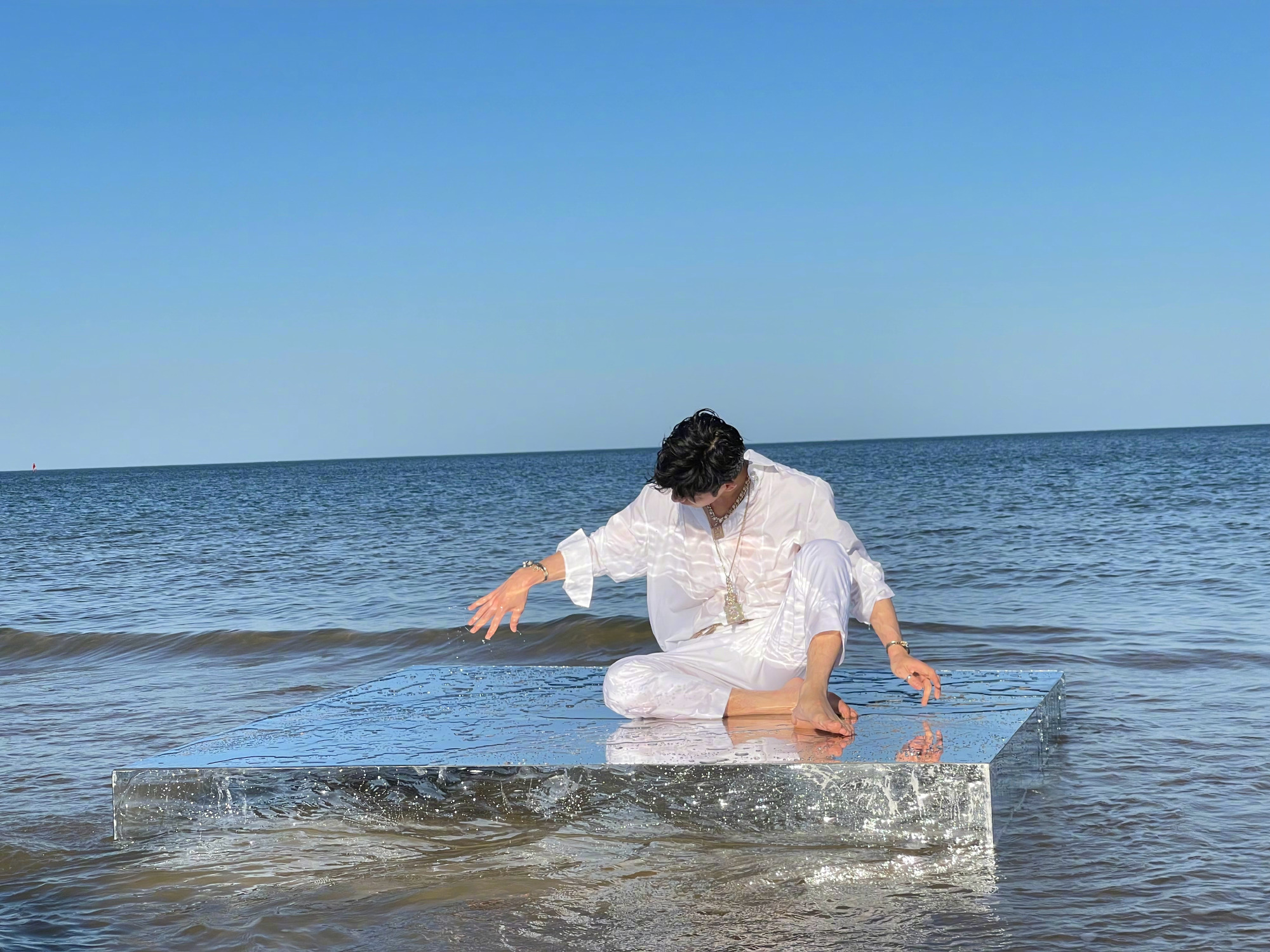 井柏然海边live图来喽!一身白衣瞬间定格夏日美好,尽显优雅格调