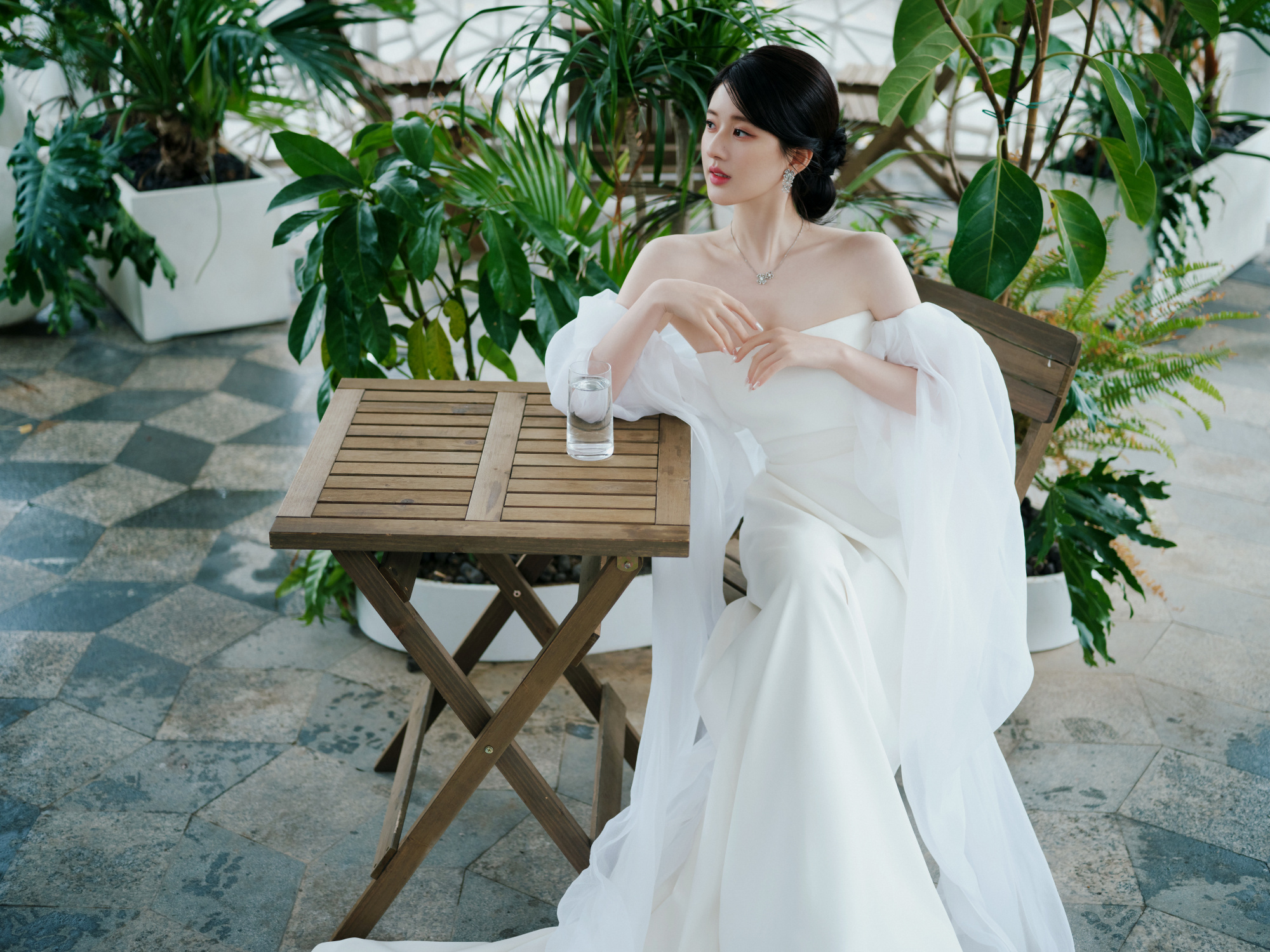 赵露思参加微博视界～vera wang 2022秋冬高定礼服上身唯美脱尘