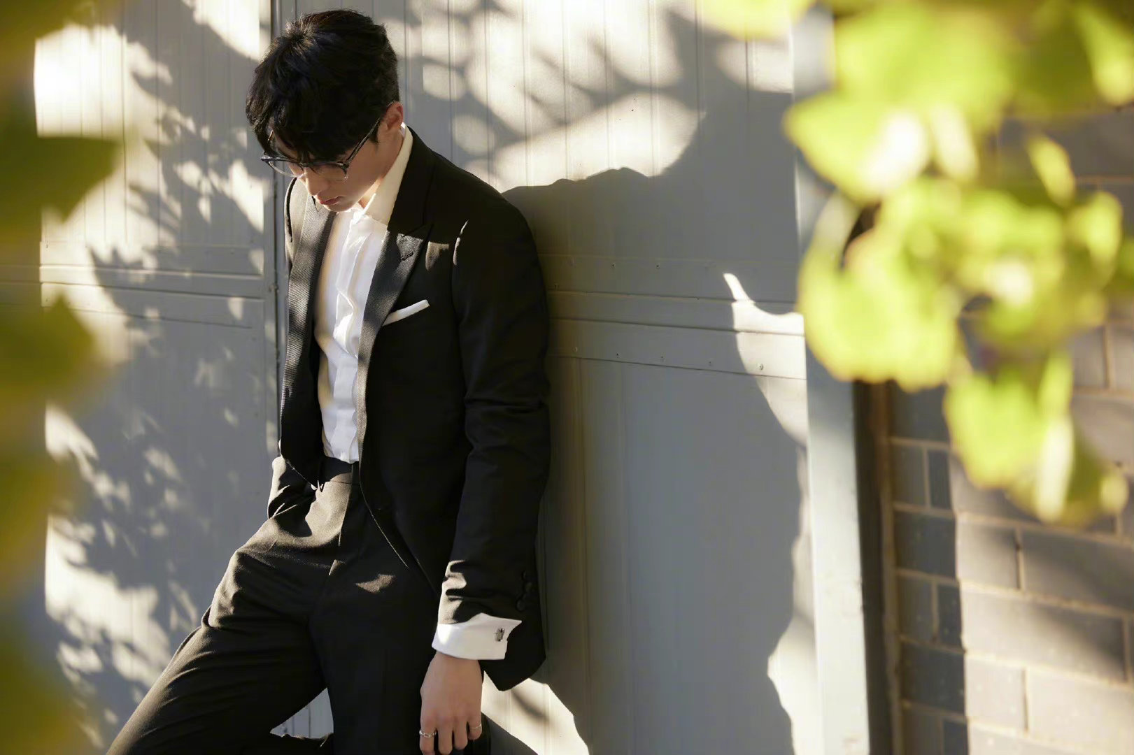 王鹤棣最新西装造型,戴上眼镜格外迷人,成熟帅气男人味十足