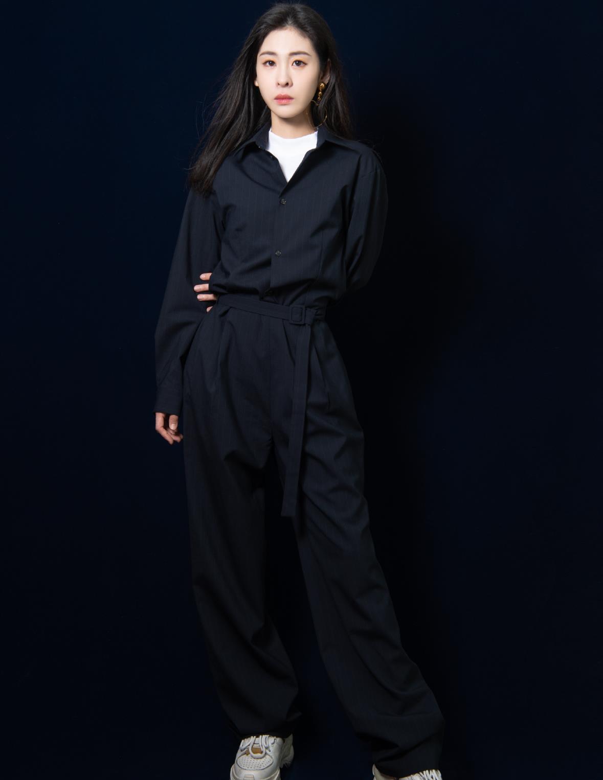 张碧晨身穿扎染套装搭配黑色长筒靴满满的甜酷气息