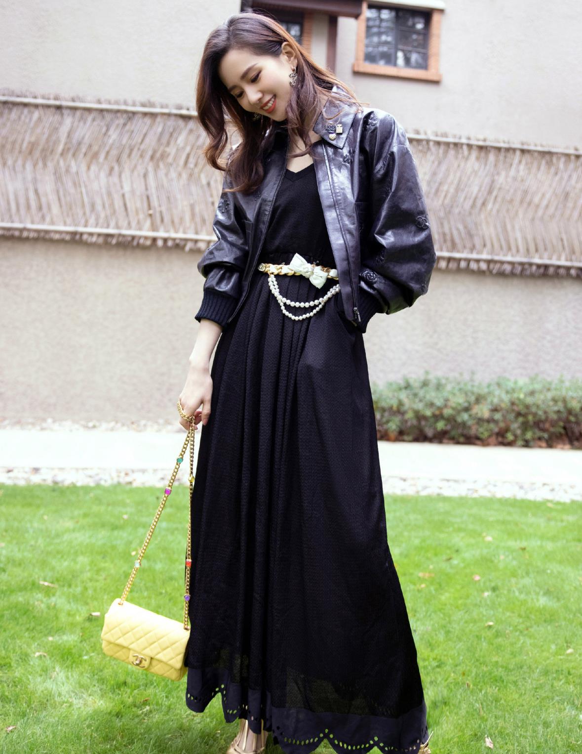 被刘诗诗的穿搭惊艳到,身穿黑色皮衣搭配黑色连衣裙,高级感满满