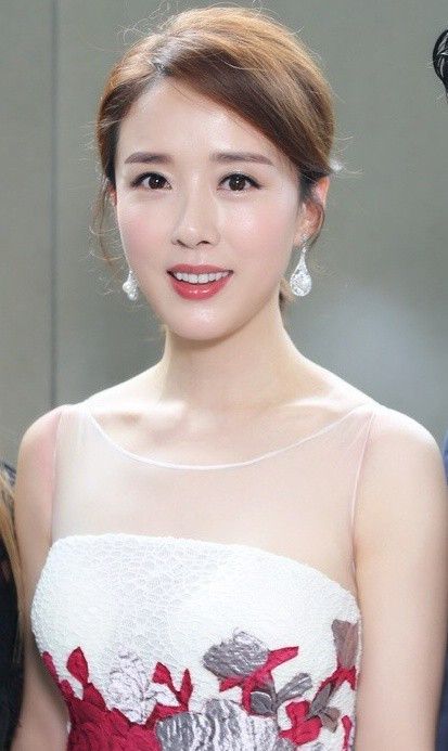 颜丹晨精美照,岁月没有在她脸上留下痕迹,美人光彩如旧