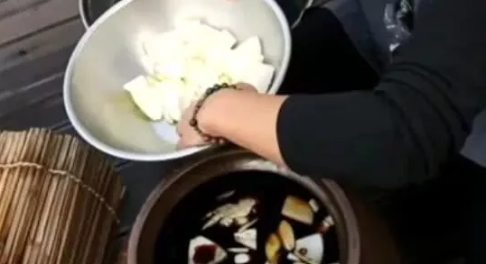 媳妇不听劝把10斤梭子蟹扔缸里,不加水加醋,5天后取出我吃嗨了休闲区蓝鸢梦想 - Www.slyday.coM 媳妇不听劝把10斤梭子蟹扔缸里,不加水加醋,5天后取出我吃嗨了休闲区蓝鸢梦想 - Www.slyday.coM