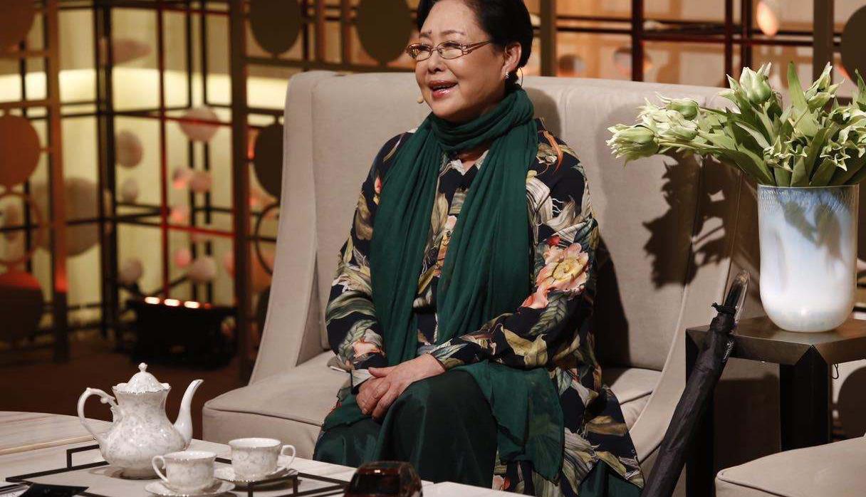 斯琴高娃的奶奶装真高雅印花长衫配墨绿围巾端庄中充满书香气