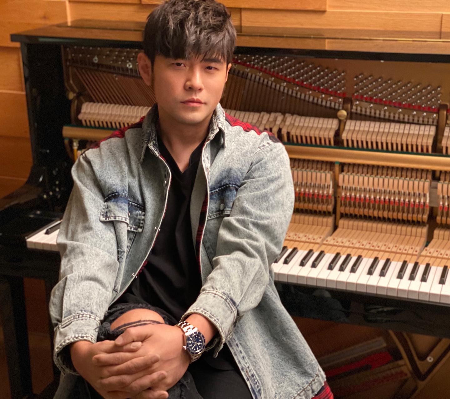 昆凌官宣三胎产女周杰伦难掩激动晒三胎女儿正脸