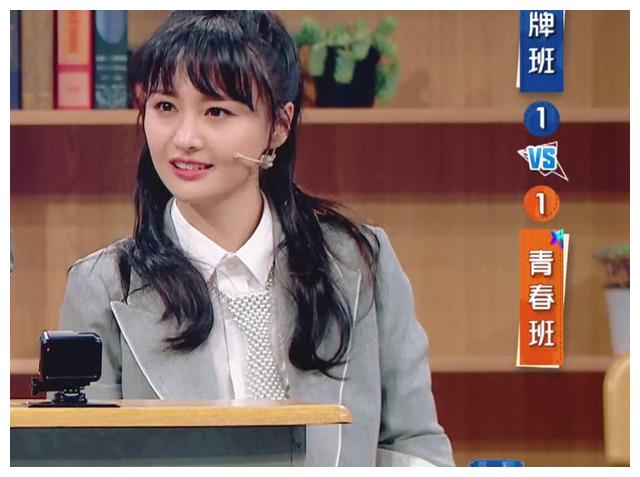 有一种慵懒叫郑爽的坐姿,穿运动鞋翘起二郎腿,却突显自身仪态