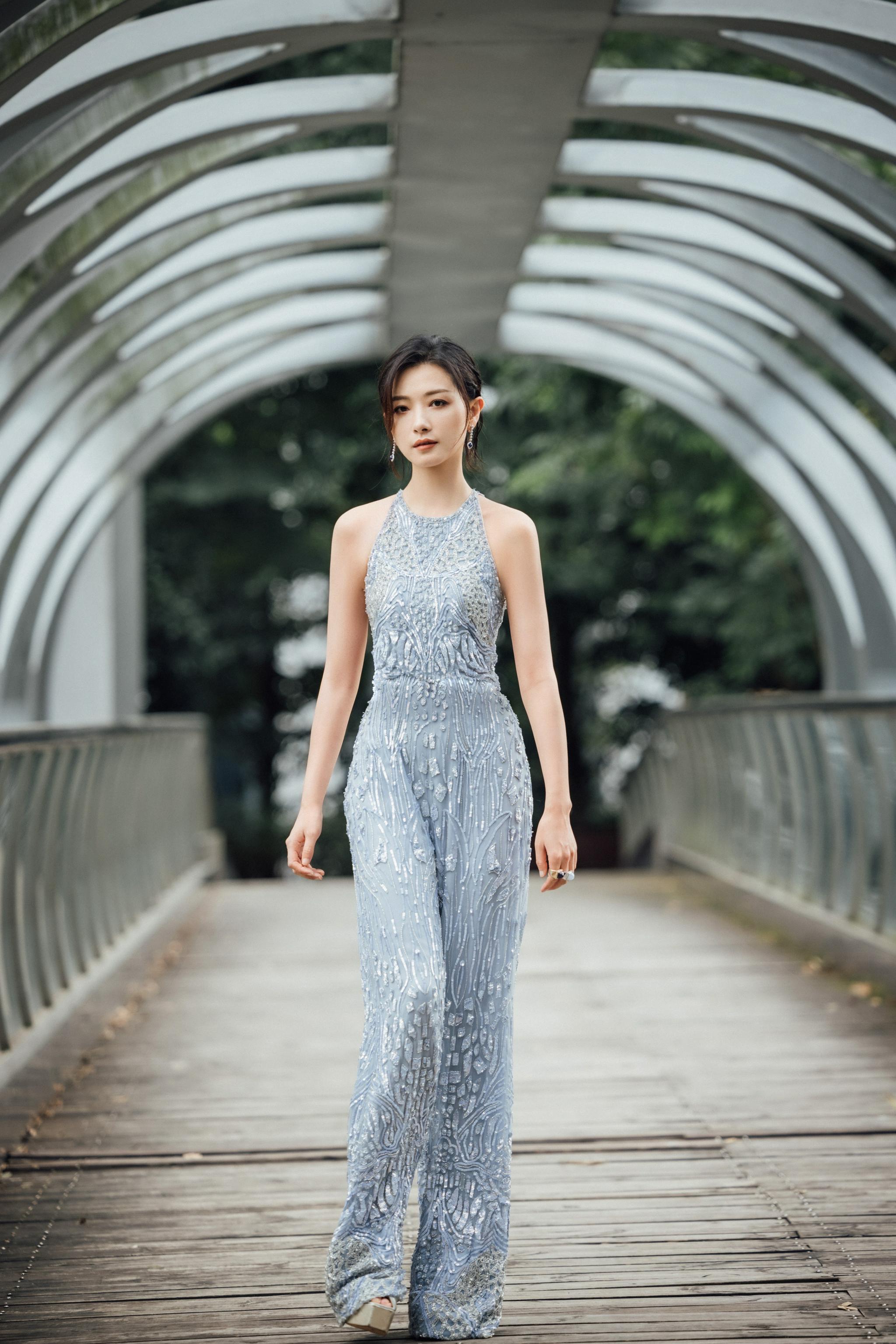 万茜晒女儿近照为其庆祝生日满满都是疼爱