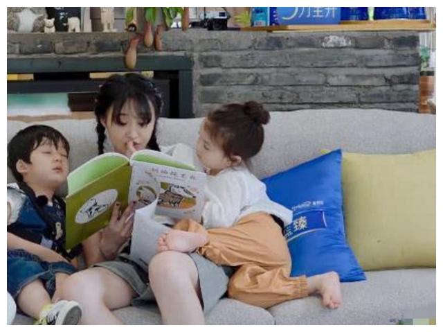 郑爽节目被小孩拽头发,谁注意她下意识反应?暴露真实脾气