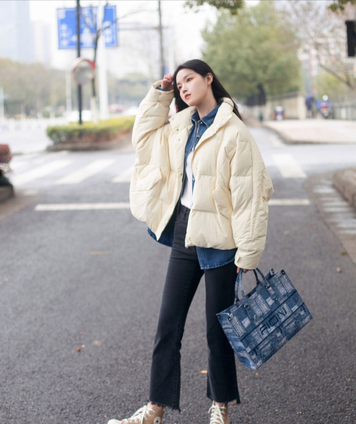 米色棉服搭配直筒裤穿出好气质