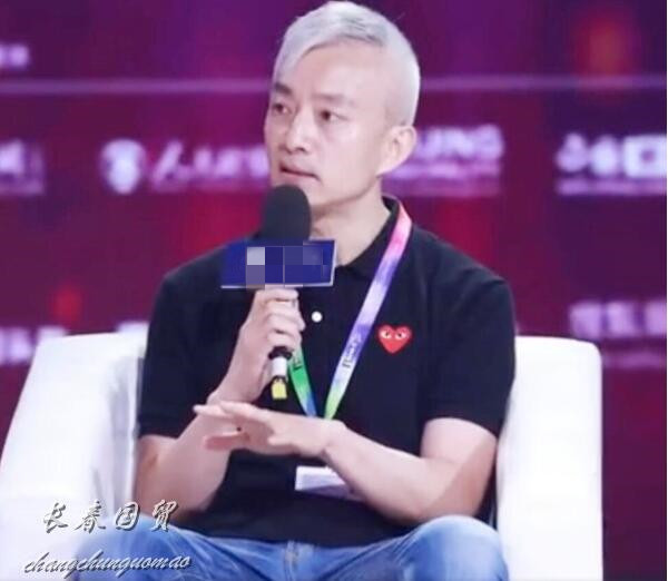 52岁亚宁近照曝光,曾经央视最帅主持人,如今满头白发变化大|央视|亚宁|白发_新浪新闻