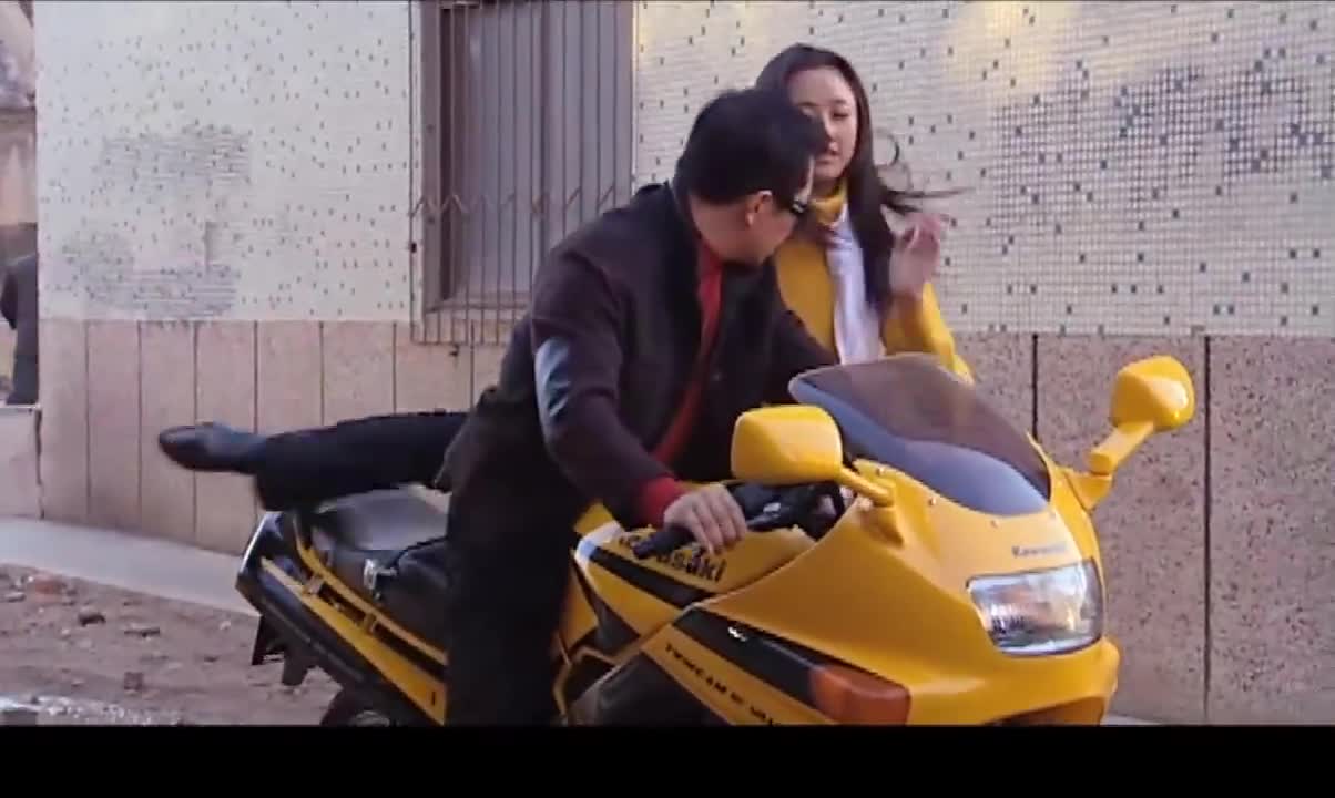 马大帅小翠坠入爱河送刚哥小礼物二人互动甜蜜