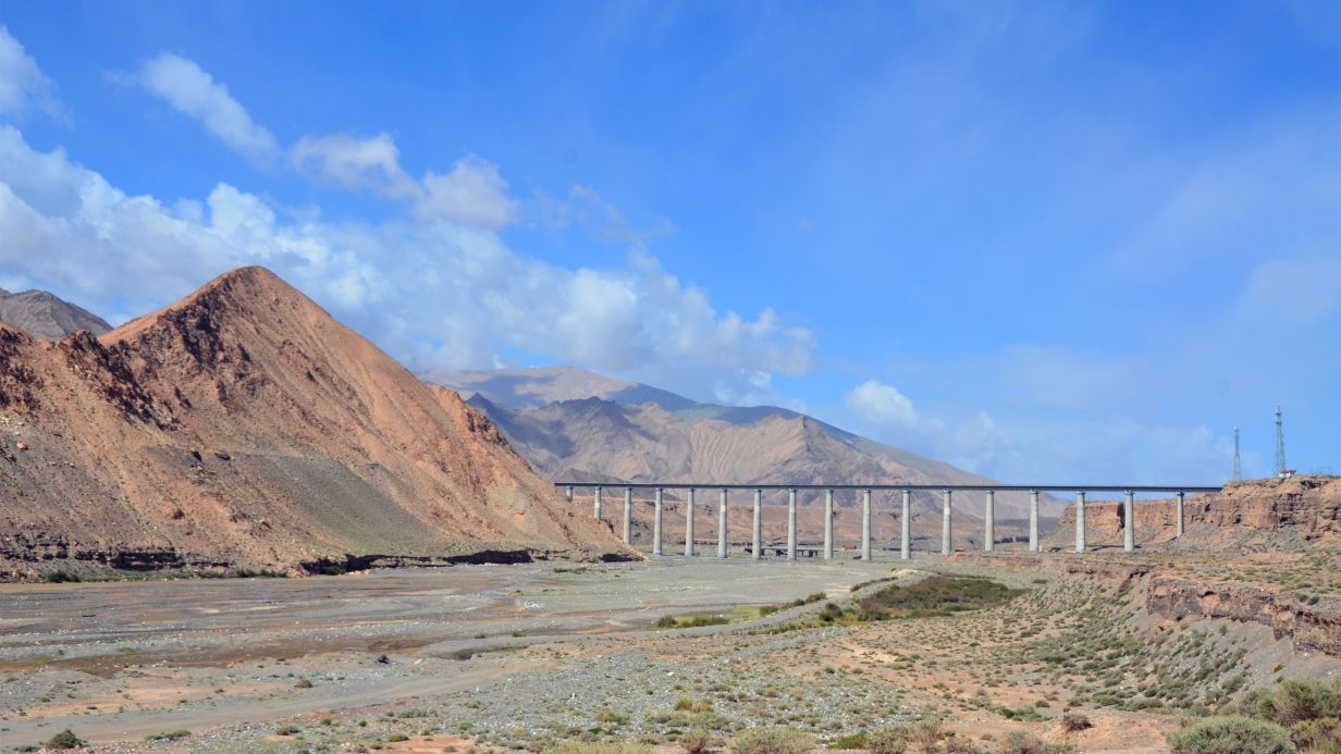 青海省格尔木市三岔河特大桥青藏铁路第一高桥海拔3800多米