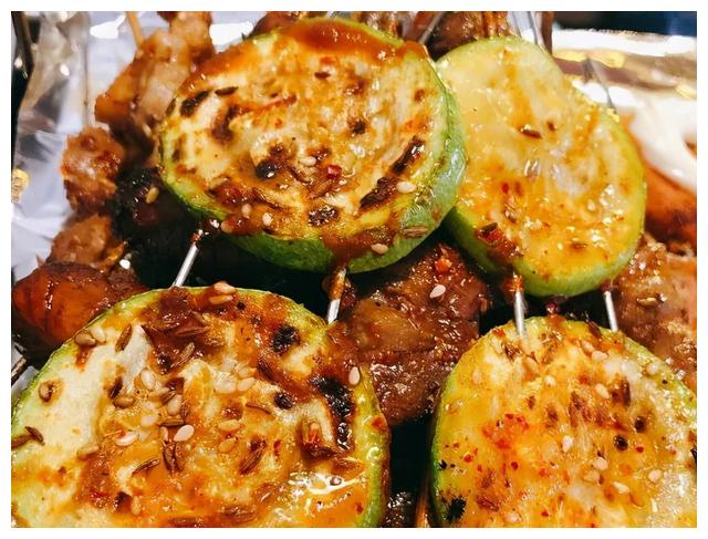 再有一个我觉得也不能错过的西葫芦菜是烤西葫芦片.