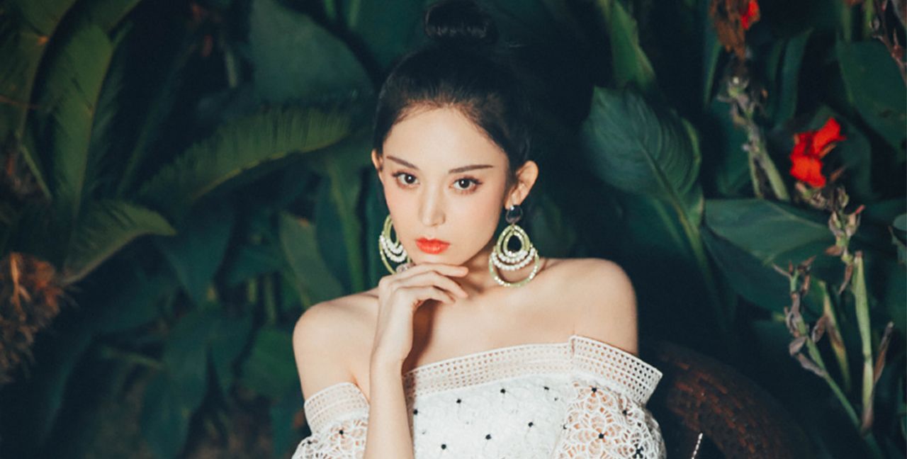 明星古力娜扎释出一组夏日私服风尚美照,优雅温柔散发女神魅力