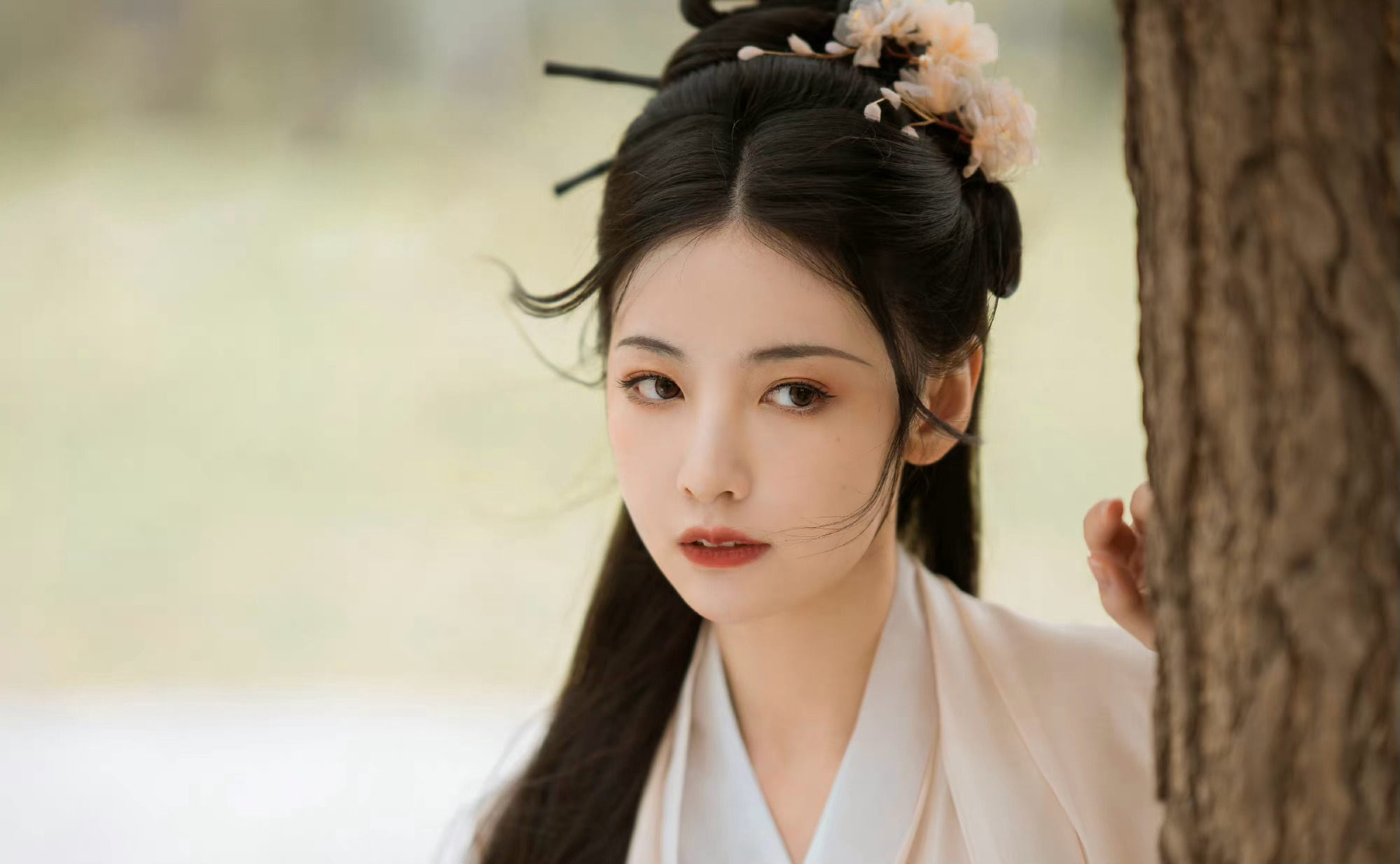 赵粤秋日银杏古风大片清冷系古风美人展现柔美气质
