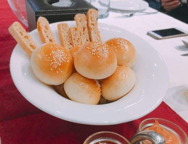 为什么吃牛排前总会先送上一份面包？原来也是有套路的，涨知识了休闲区蓝鸢梦想 - Www.slyday.coM