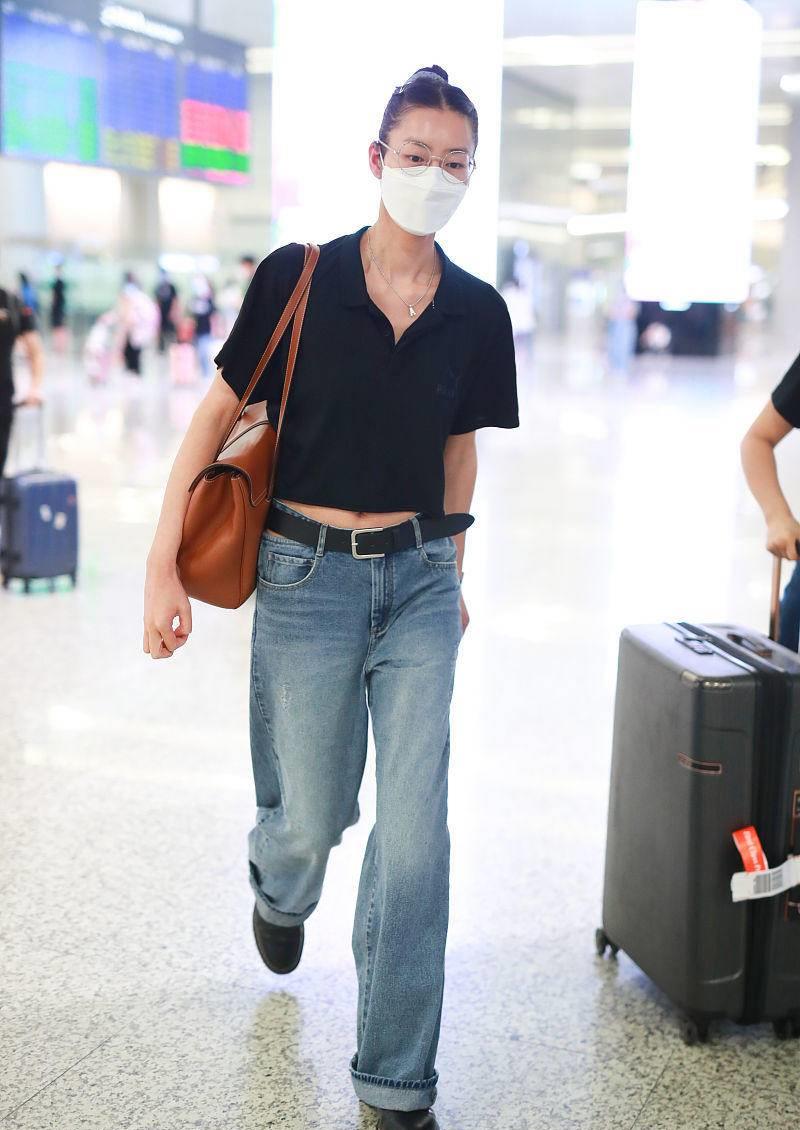 又被刘雯惊艳了用基础款t恤配牛仔裤高级感十足大长腿太抢镜