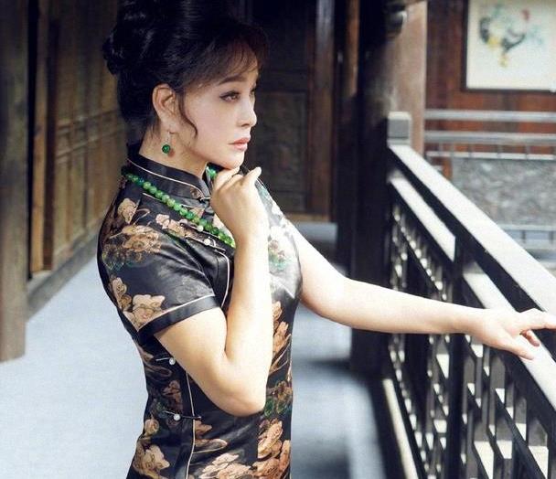 64岁刘晓庆真优雅穿印花旗袍凹造型真正穿出了旗袍的韵味