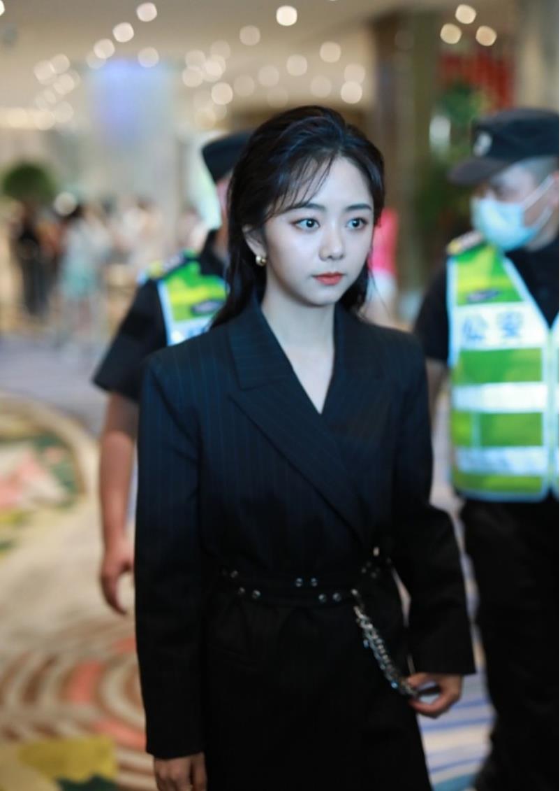 谭松韵终于有30岁的样了,一身成熟风西装,肤白腿长气质更撩人