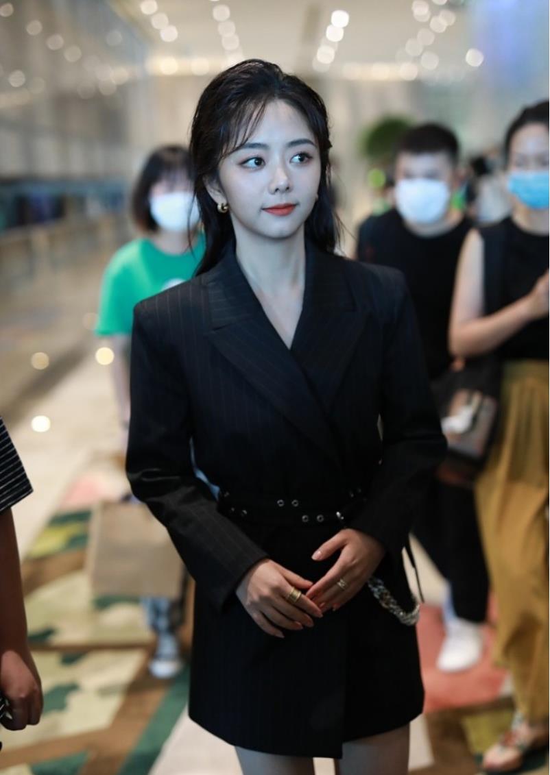 谭松韵终于有30岁的样了,一身成熟风西装,肤白腿长气质更撩人