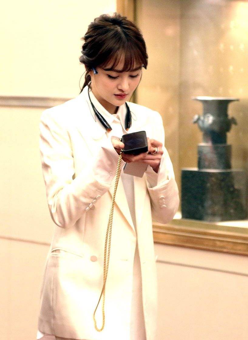 郑爽各种漂亮的服装,精神清爽,邻家女孩!