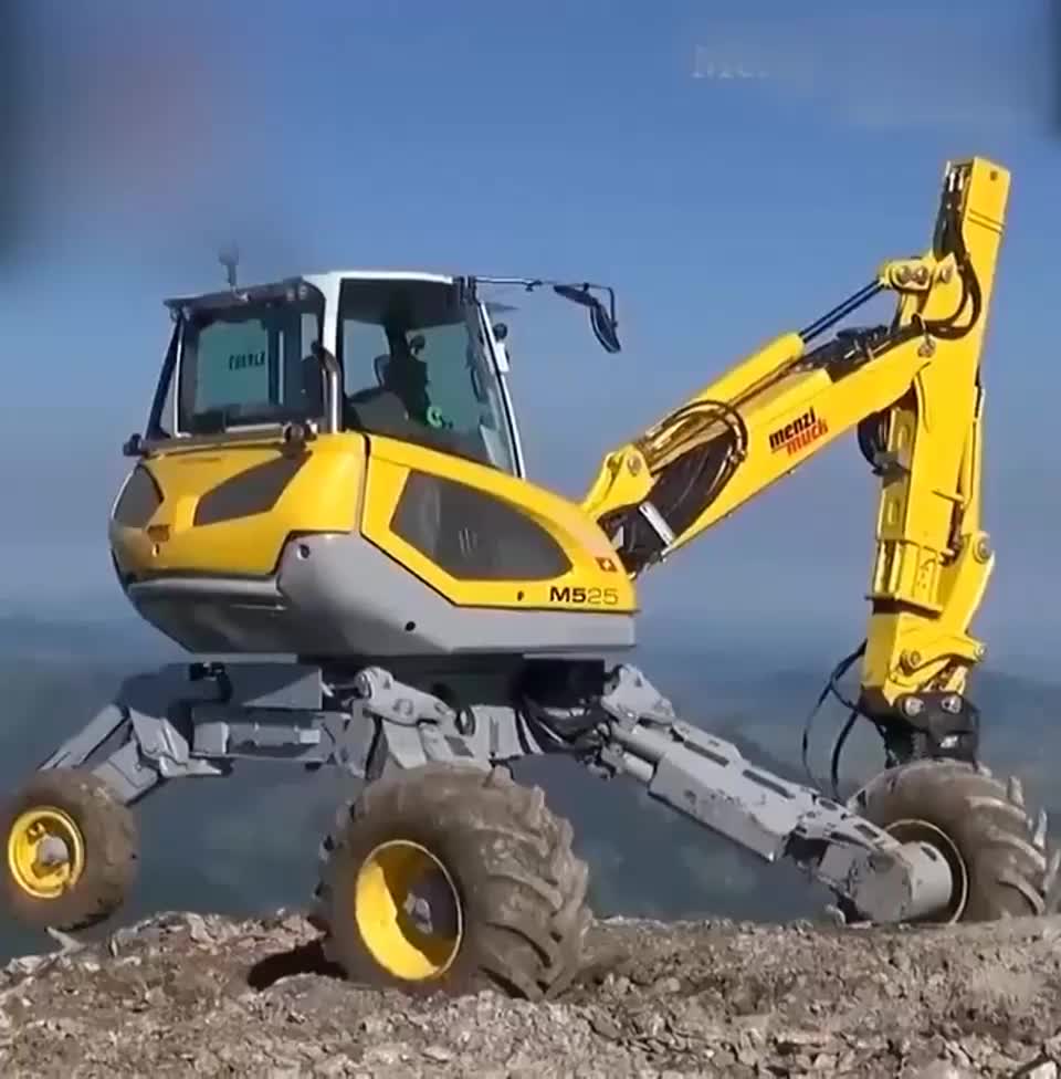全地形挖掘机酷似变形金刚上下陡坡过沟那都不是事