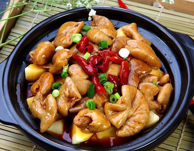 学会这样做肥肠茄子煲,营养好吃超下饭,一大盘都不够吃,太香了