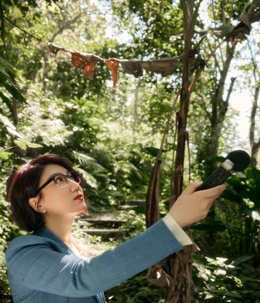 易立竞的气场真是挺强的一身西装配上运动鞋却有一种洒脱感